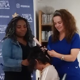 Taller de Belleza lleva Amigos Mira a mujeres de escasos recursos en Quito